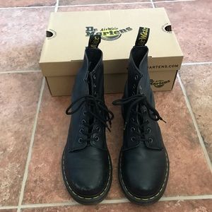 Dr Marten’s classic lace up combat boots in good condition 😍
